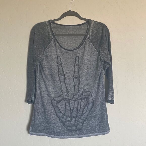 Peace skeleton hand  - Picture 1 of 5